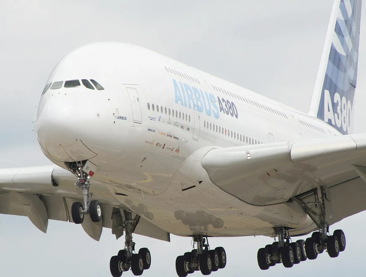 Airbus A380 landing at the Farnborough Airshow