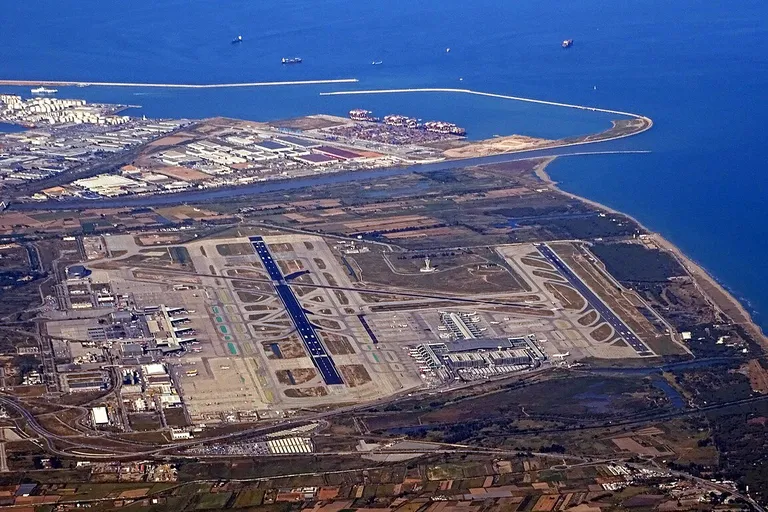 Aircraft at Barcelona El Prat airport, host city of Routes World 2027