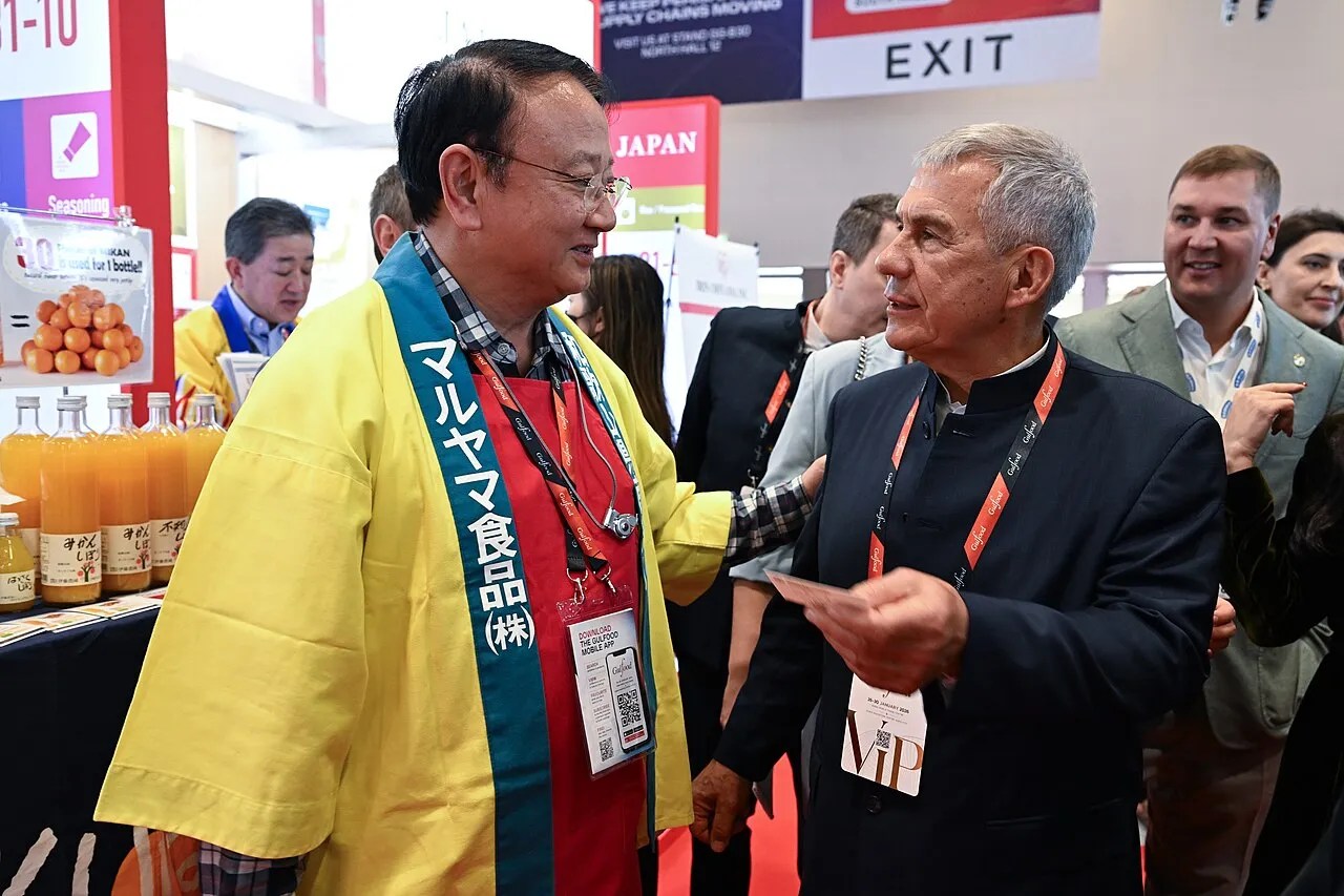 Visitors at food exhibitor stands during Gulfood 2026